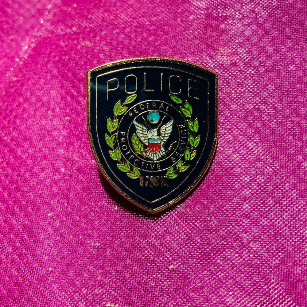 Federal Police officer protect and serve hat tie pin button